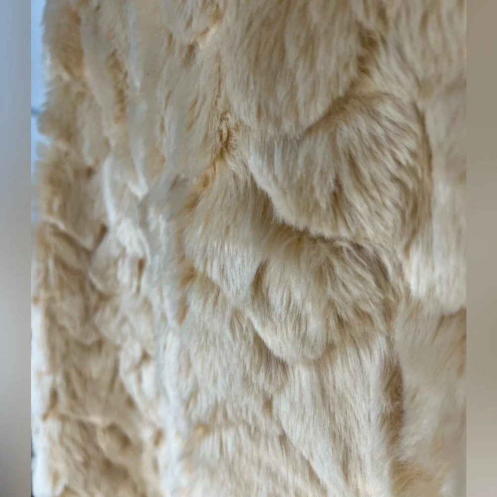 Women’s small Love Tree white cream tan faux fur vest faux leather button zip up - Picture 8 of 11